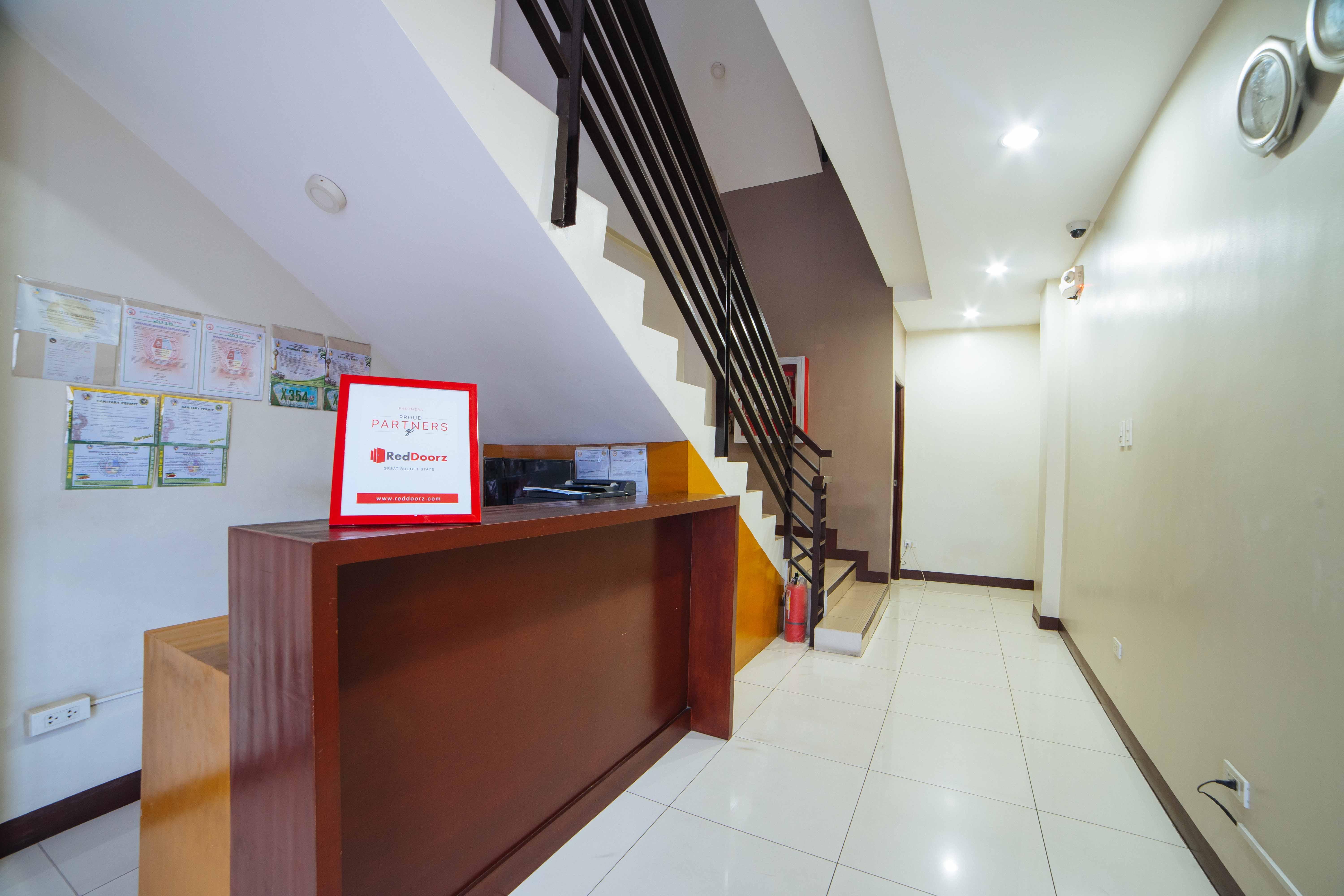 Reddoorz Near Angeles University Foundation Екстериор снимка