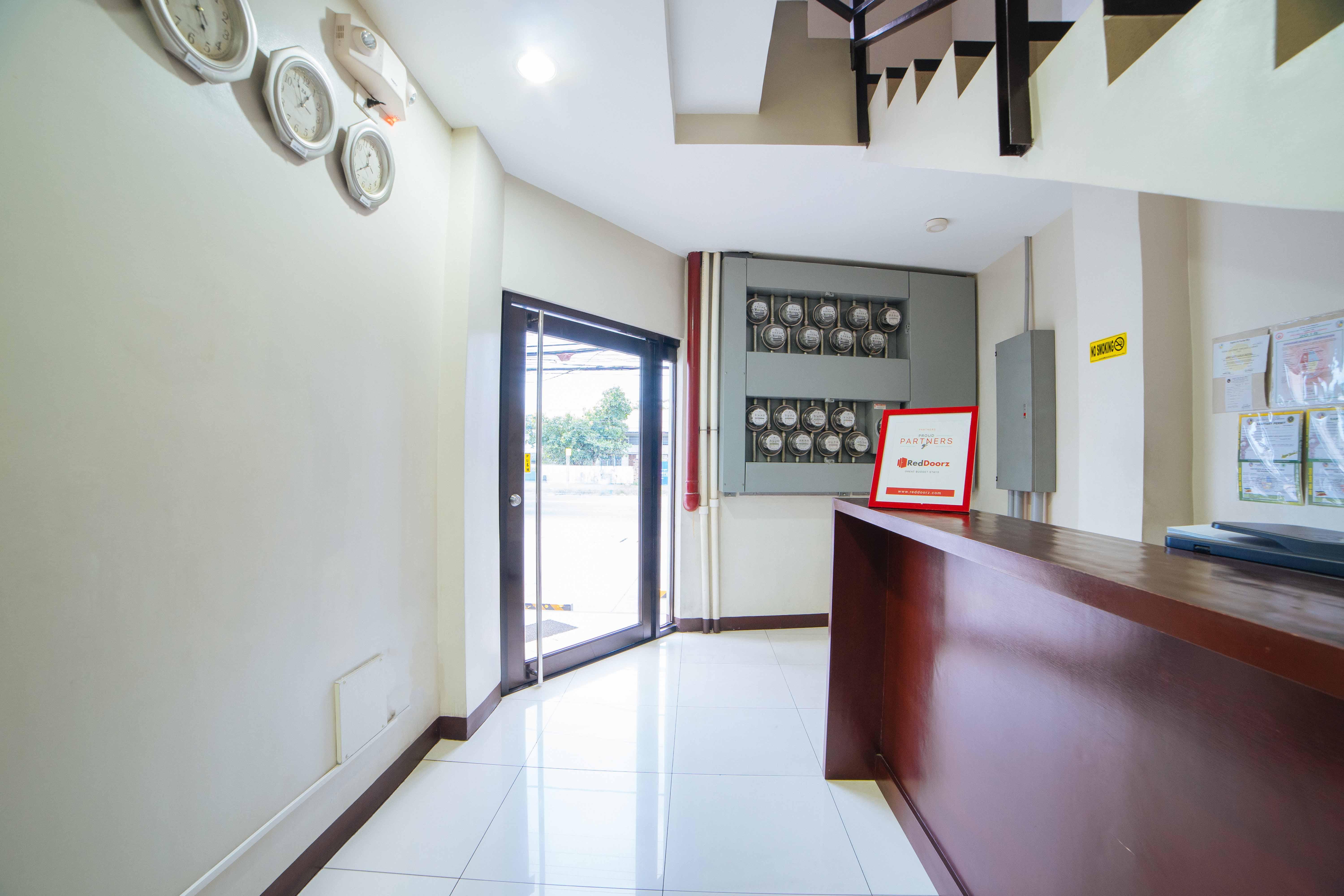 Reddoorz Near Angeles University Foundation Екстериор снимка