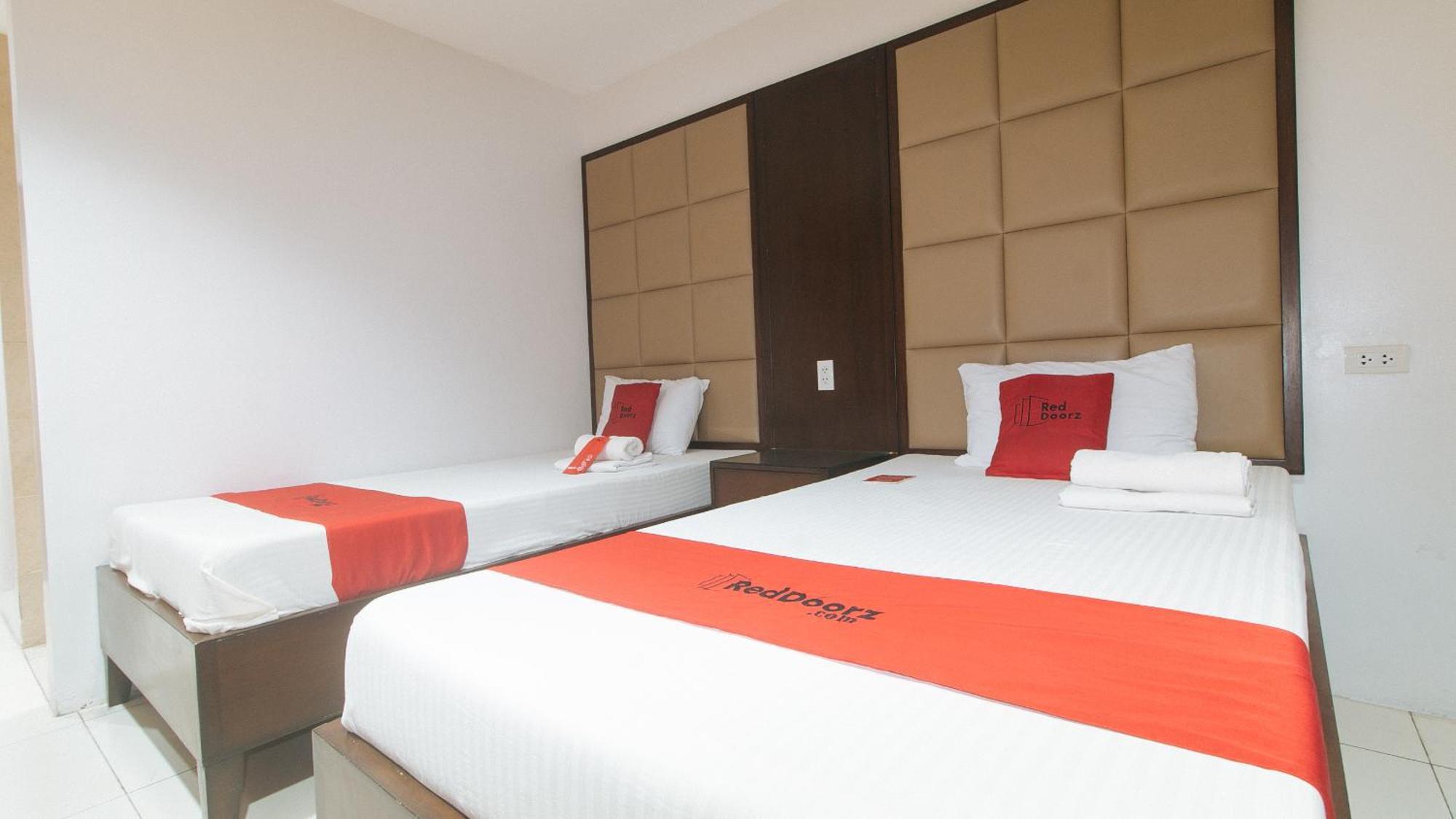 Reddoorz Near Angeles University Foundation Екстериор снимка